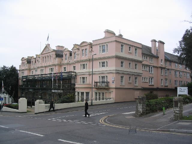 The Norfolk Royale Hotel (via Wikimedia Commons, CC BY-SA 2.0)