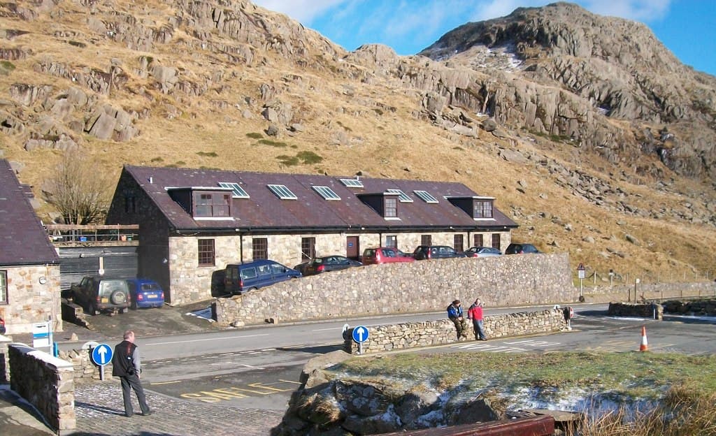 Snowdon Pen-y-Pass Youth Hostel (via Wikimedia Commons, CC BY-SA 2.0)