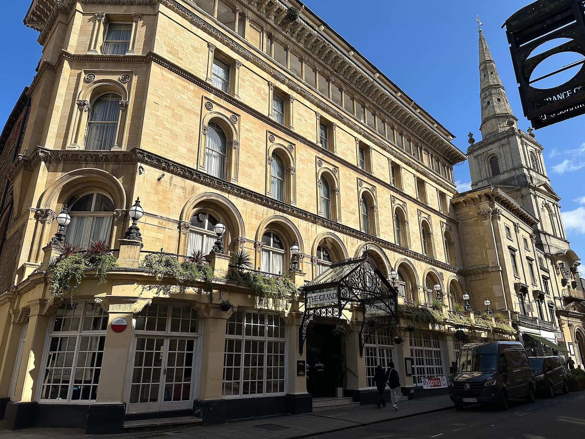 Mercure Grand Hotel (via Wikimedia Commons, CC0)