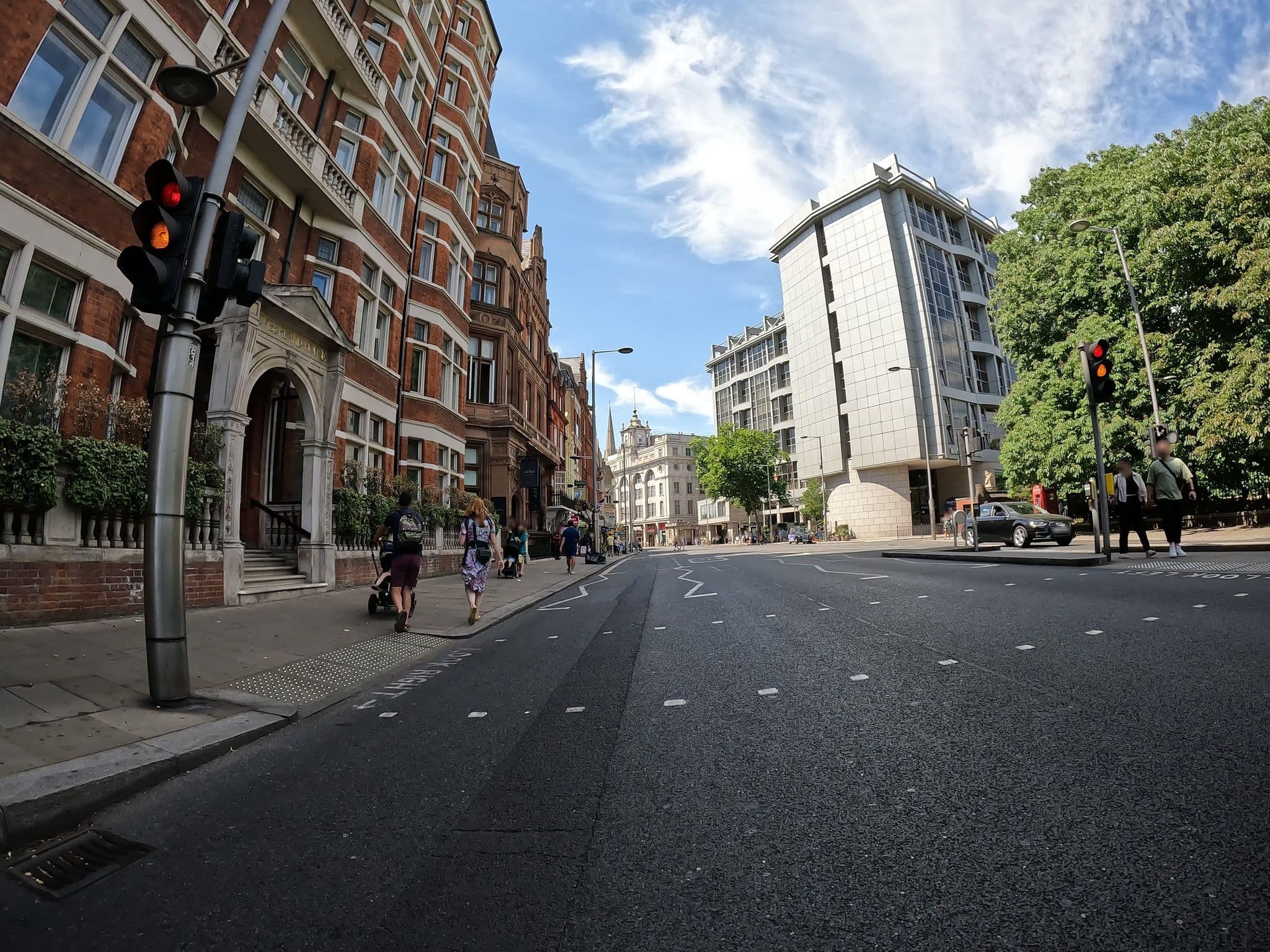 Street view near Milestone Hotel, Bayswater — © erias (CC BY-SA · Mapillary)