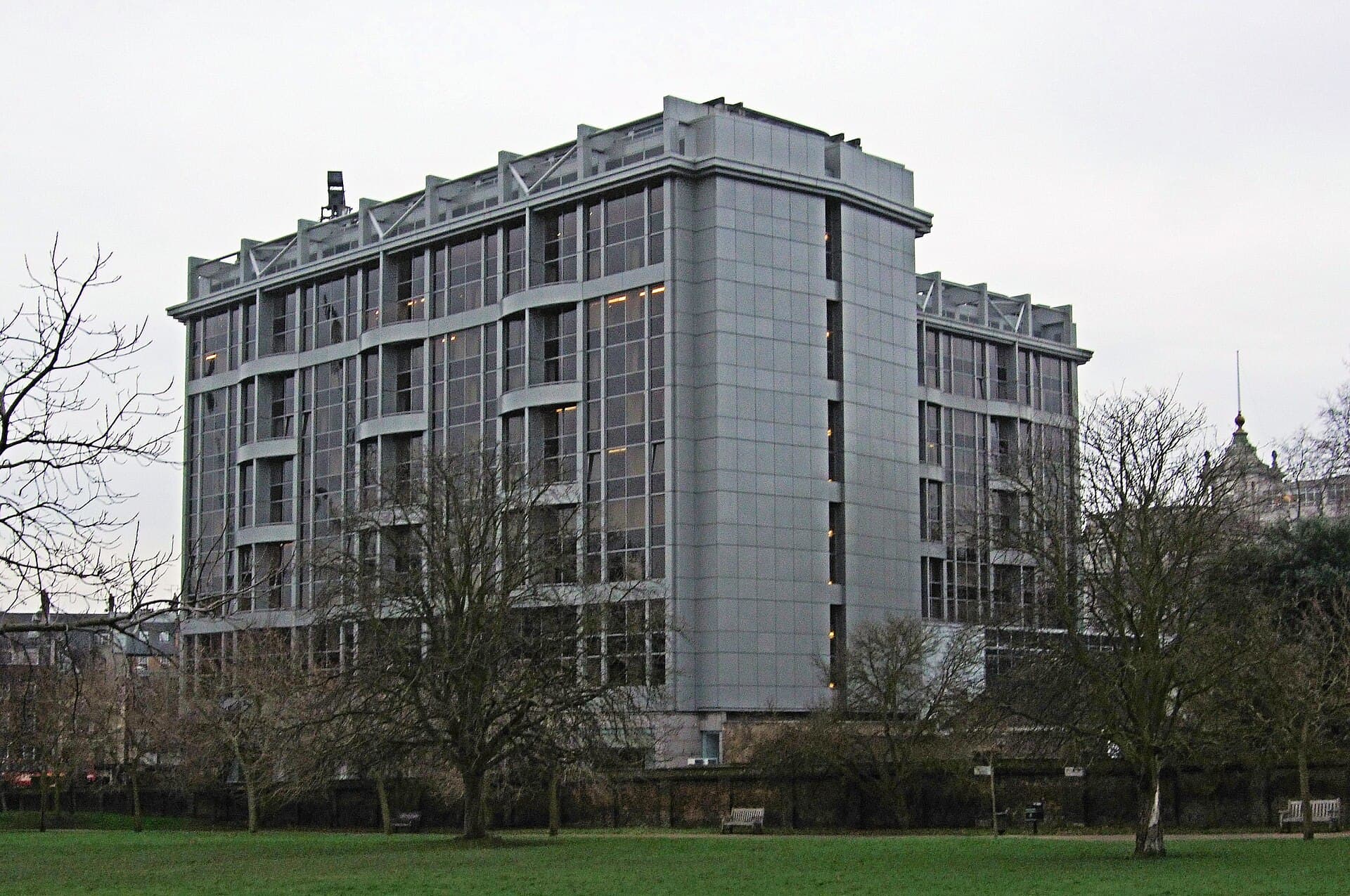 Royal Garden Hotel (via Wikimedia Commons, CC BY 2.0)