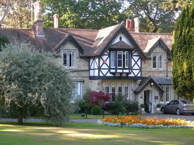 Rylstone Manor Hotel (via Wikimedia Commons, CC BY-SA 2.0)