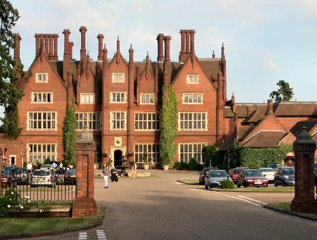 Dunston Hall (via Wikimedia Commons, CC BY-SA 2.0)