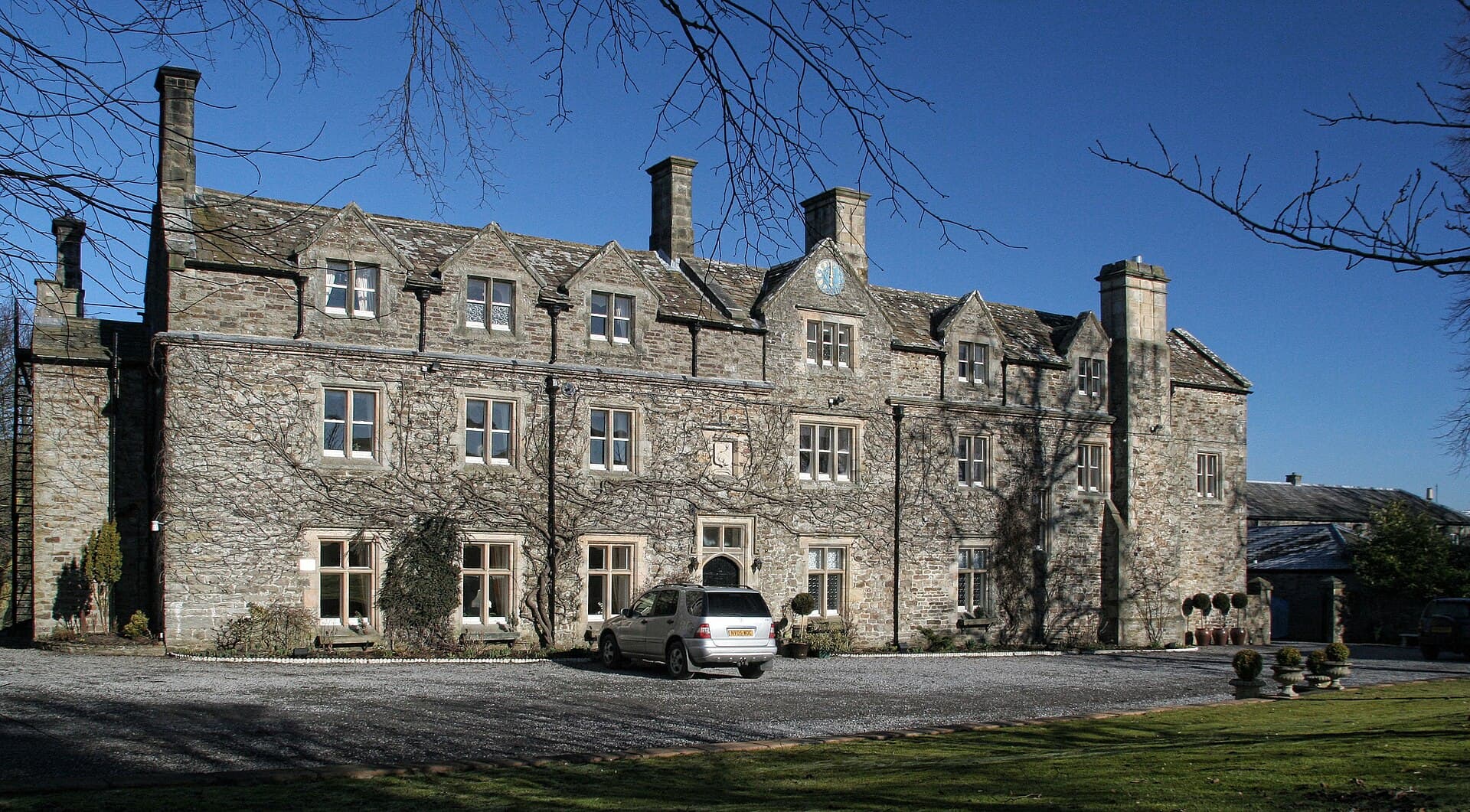 Horsley Hall (via Wikimedia Commons, CC BY-SA 2.0)