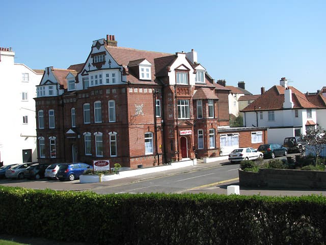 Sandcliff Hotel (via Wikimedia Commons, CC BY-SA 2.0)