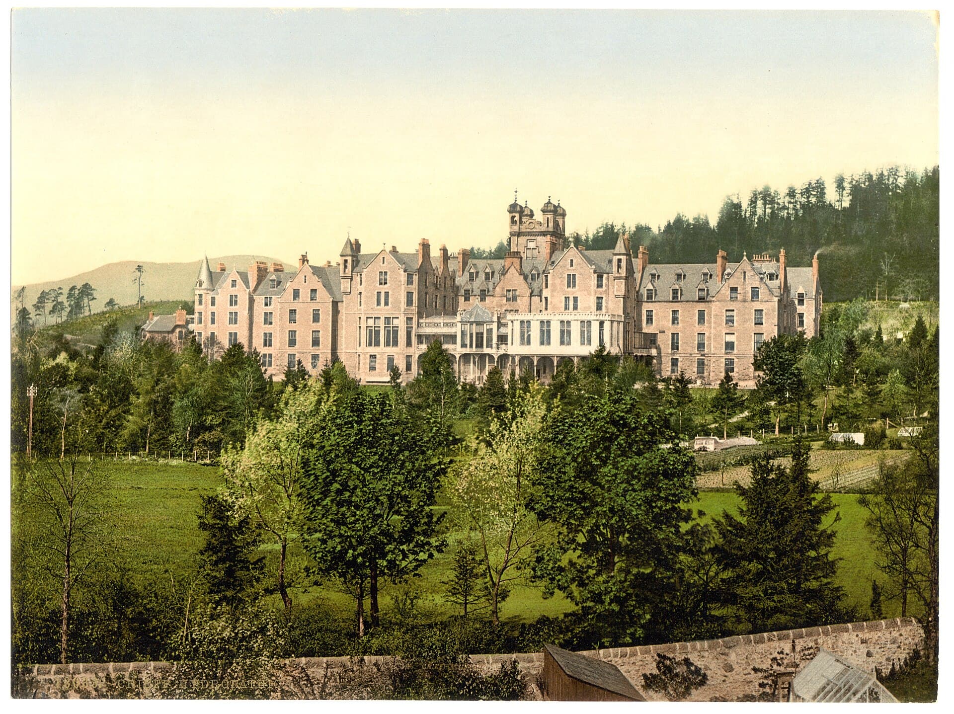 Crieff Hydro (via Wikimedia Commons, Public domain)