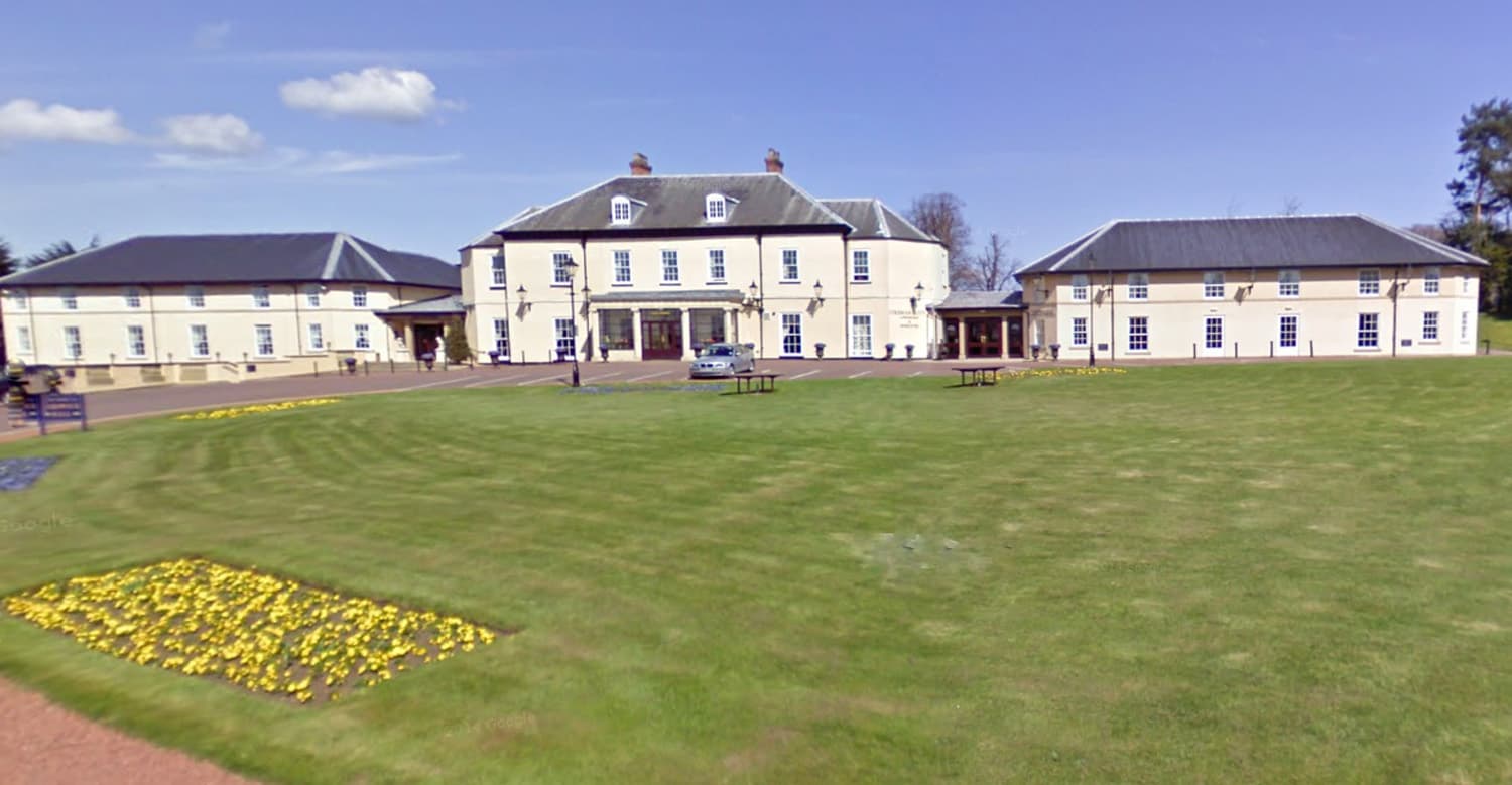 Hardwick Hall Hotel (via Wikimedia Commons, CC BY-SA 4.0)