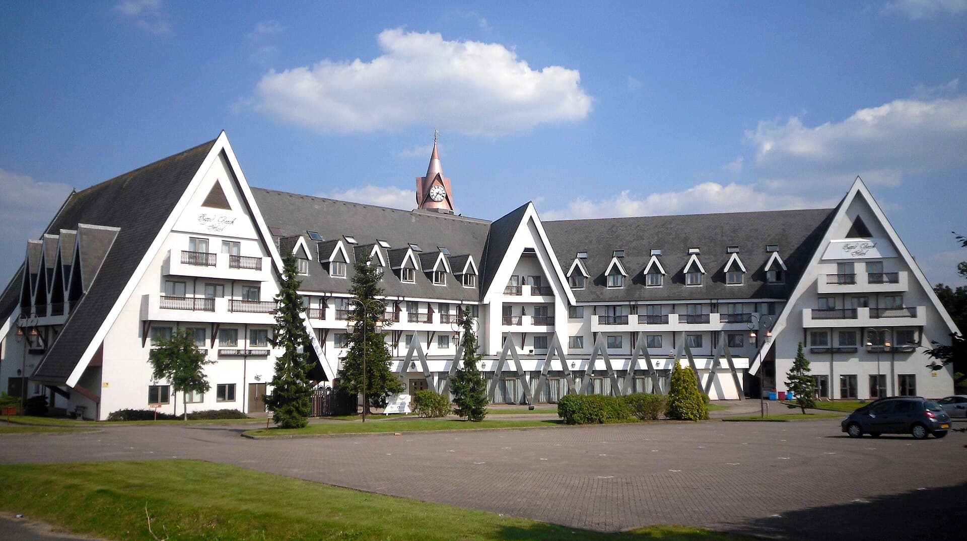 Coppid Beech Hotel (via Wikimedia Commons, CC BY-SA 2.0)