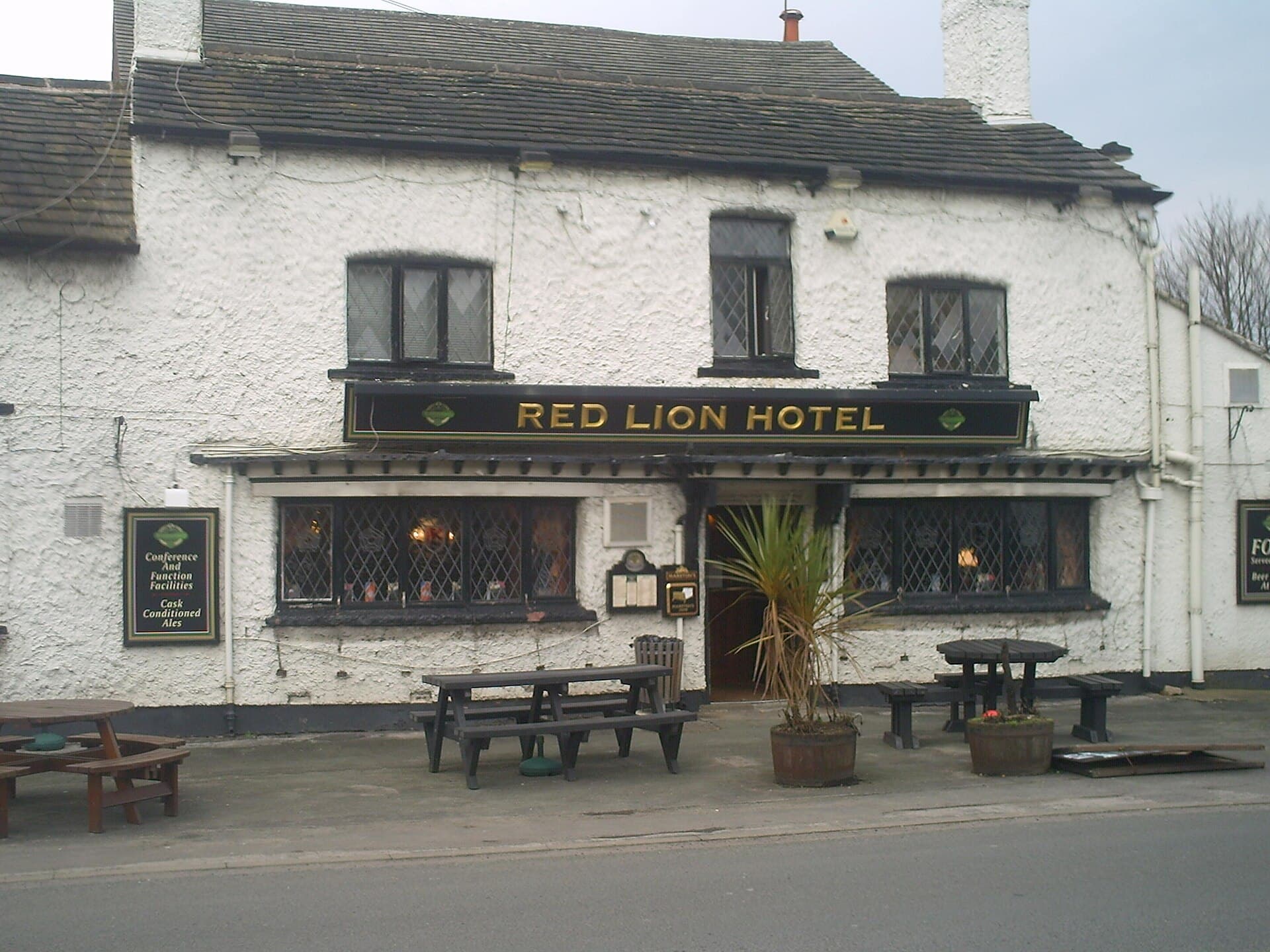 Red Lion Hotel (via Wikimedia Commons, Public domain)