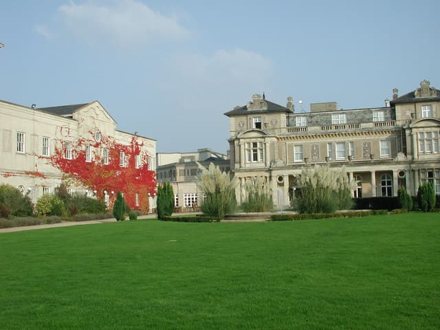 Down Hall Hotel (via Wikimedia Commons, CC BY-SA 2.0)
