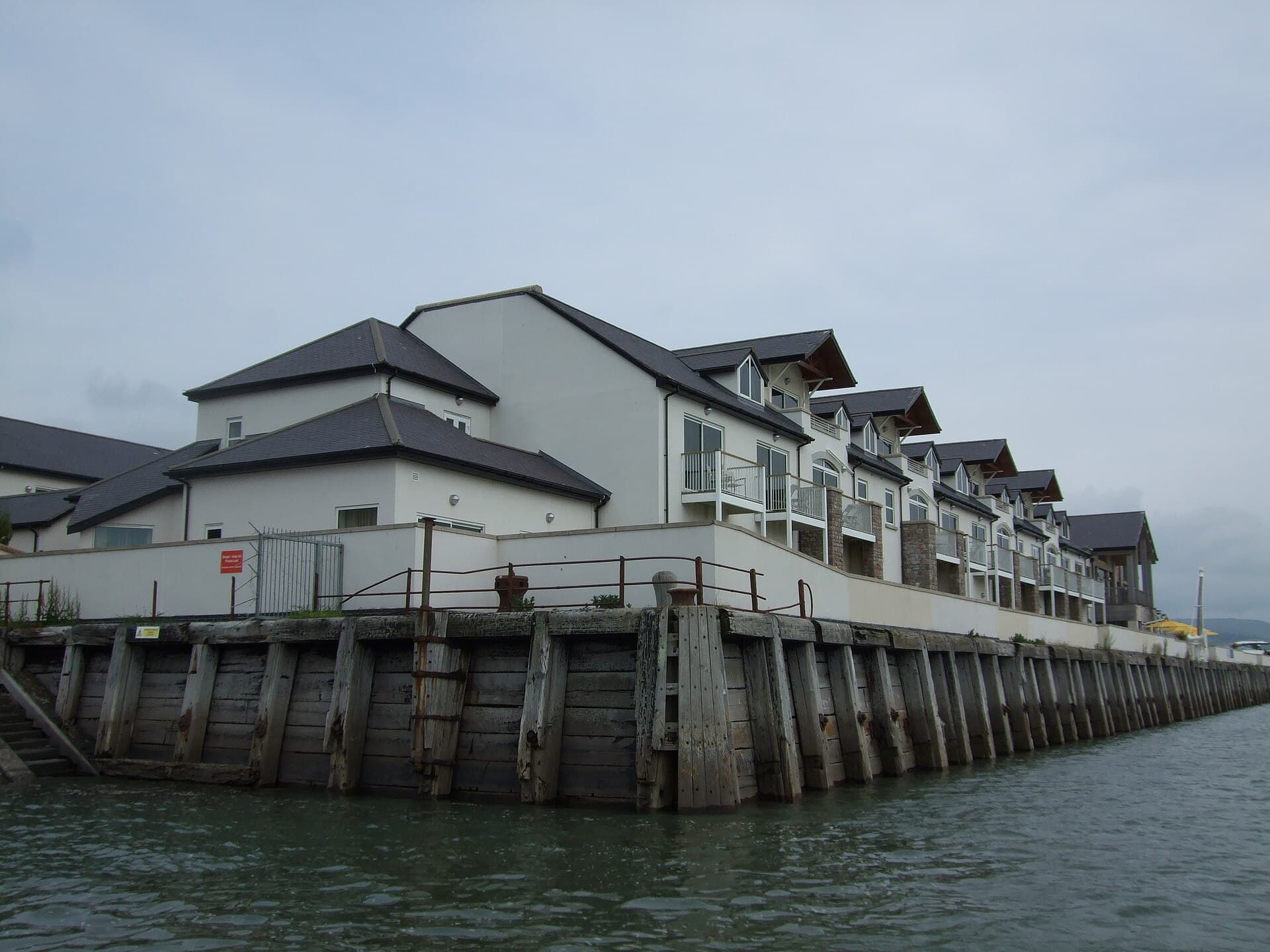 The Quay Hotel and Spa (via Wikimedia Commons, CC BY-SA 2.0)