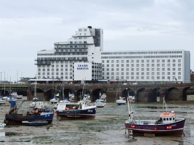 Grand Burstin Hotel (via Wikimedia Commons, CC BY-SA 2.0)