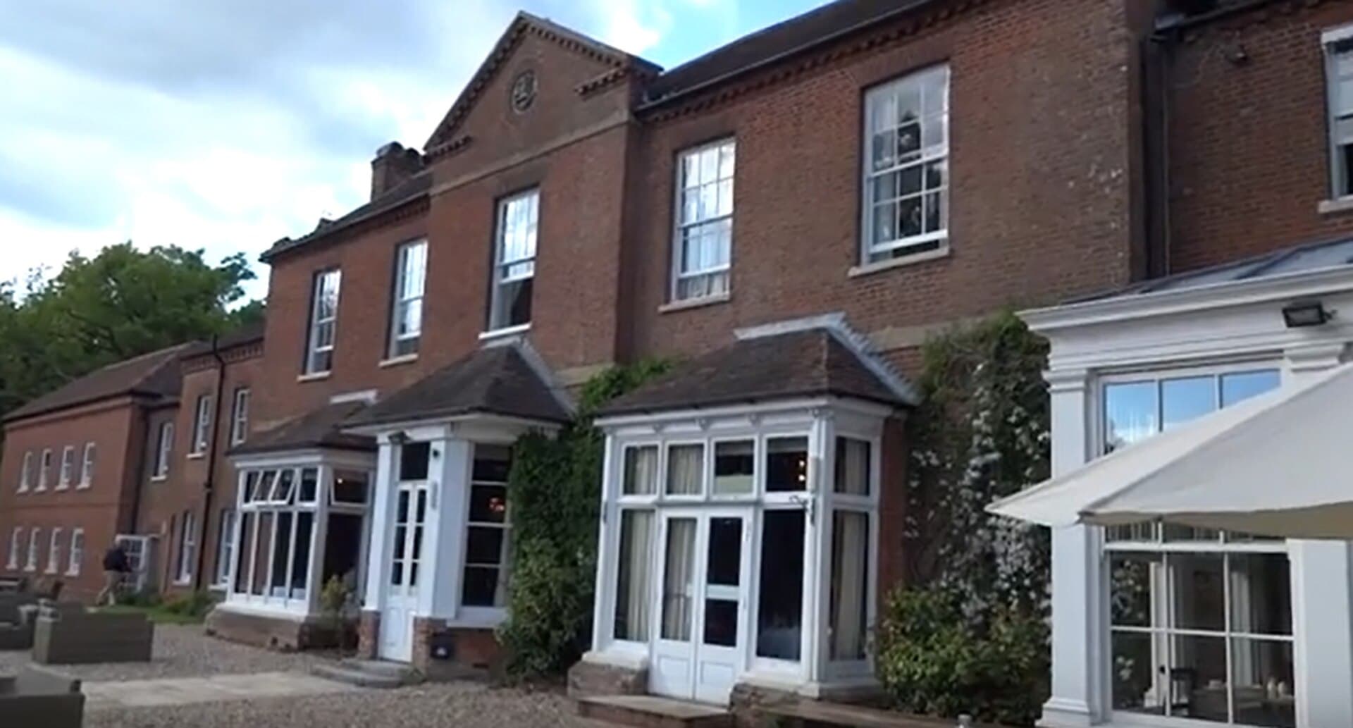 The Bartley Lodge Hotel (via Wikimedia Commons, CC BY-SA 4.0)