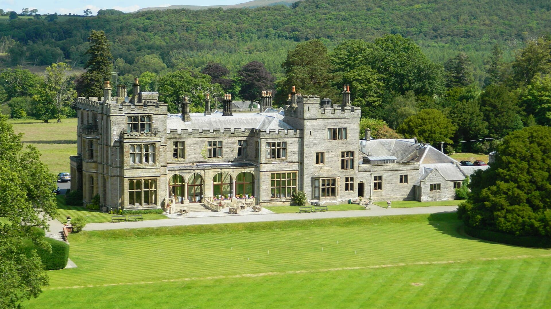 Armathwaite Hall (via Wikimedia Commons, CC BY-SA 4.0)