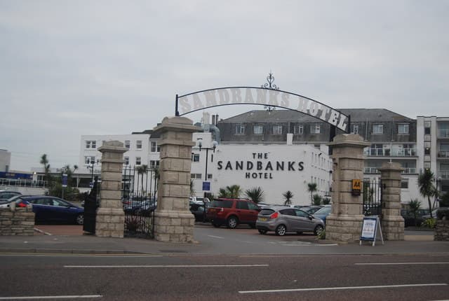 Sandbanks Hotel (via Wikimedia Commons, CC BY-SA 2.0)