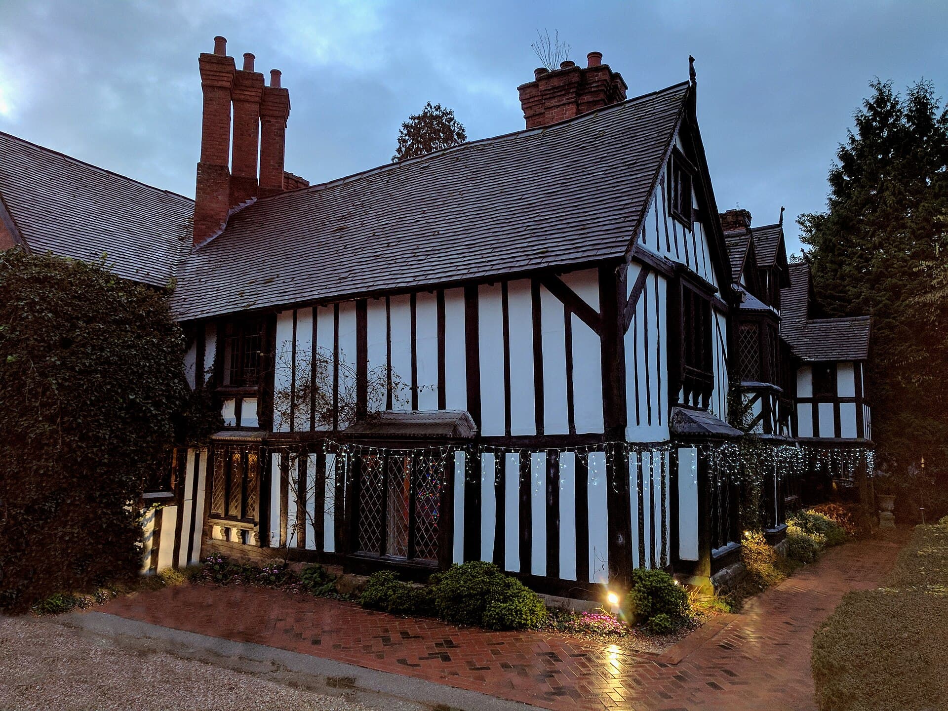 Nailcote Hall (via Wikimedia Commons, CC BY-SA 4.0)