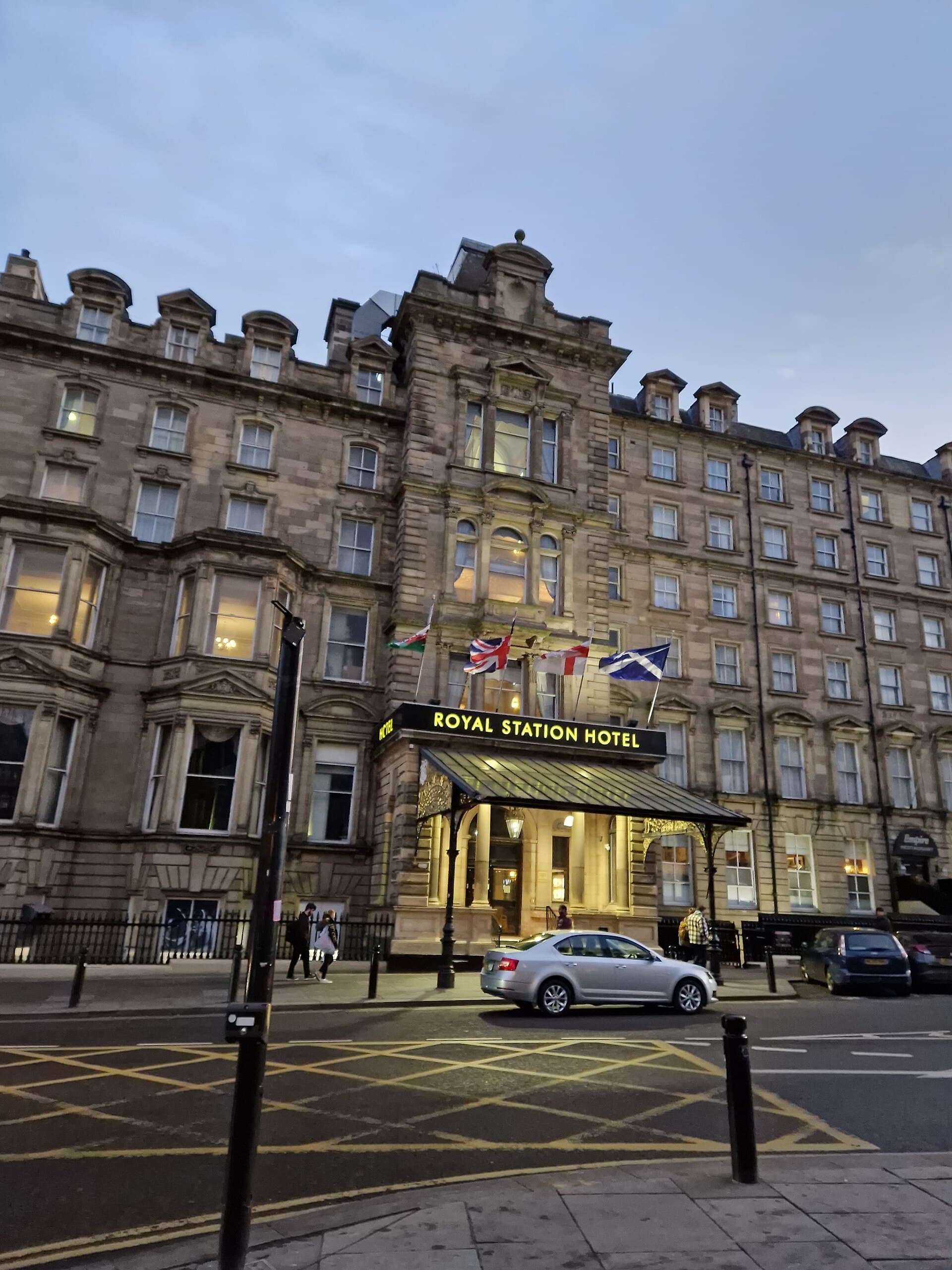 Royal Station Hotel (via Wikimedia Commons, CC BY-SA 4.0)