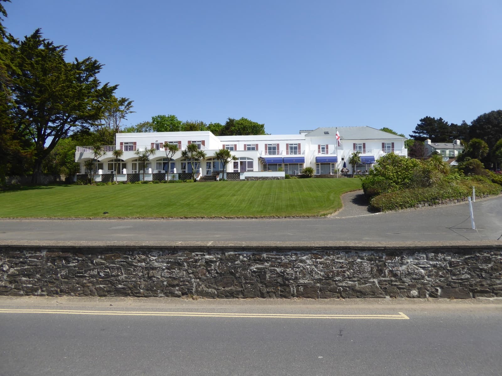 The Commodore Hotel (via Wikimedia Commons, CC BY-SA 2.0)