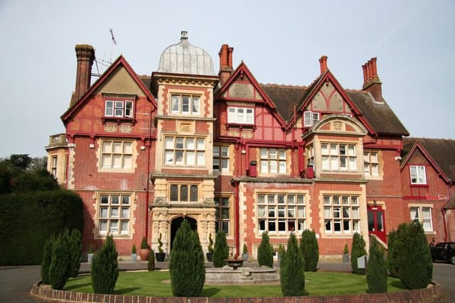 Pendley Manor (via Wikimedia Commons, CC BY-SA 2.0)