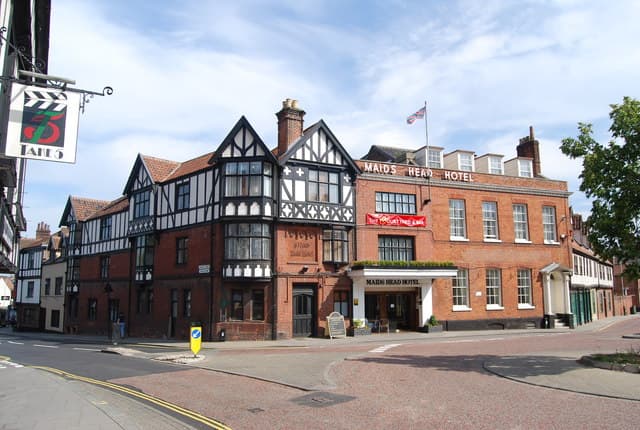 Maids Head Hotel (via Wikimedia Commons, CC BY-SA 2.0)