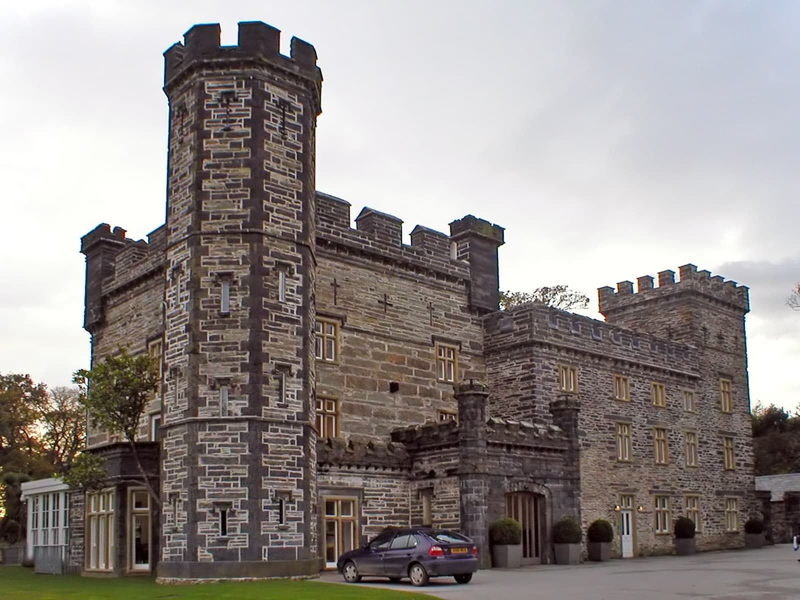 Castell Deudraeth (via Wikimedia Commons, Public domain)