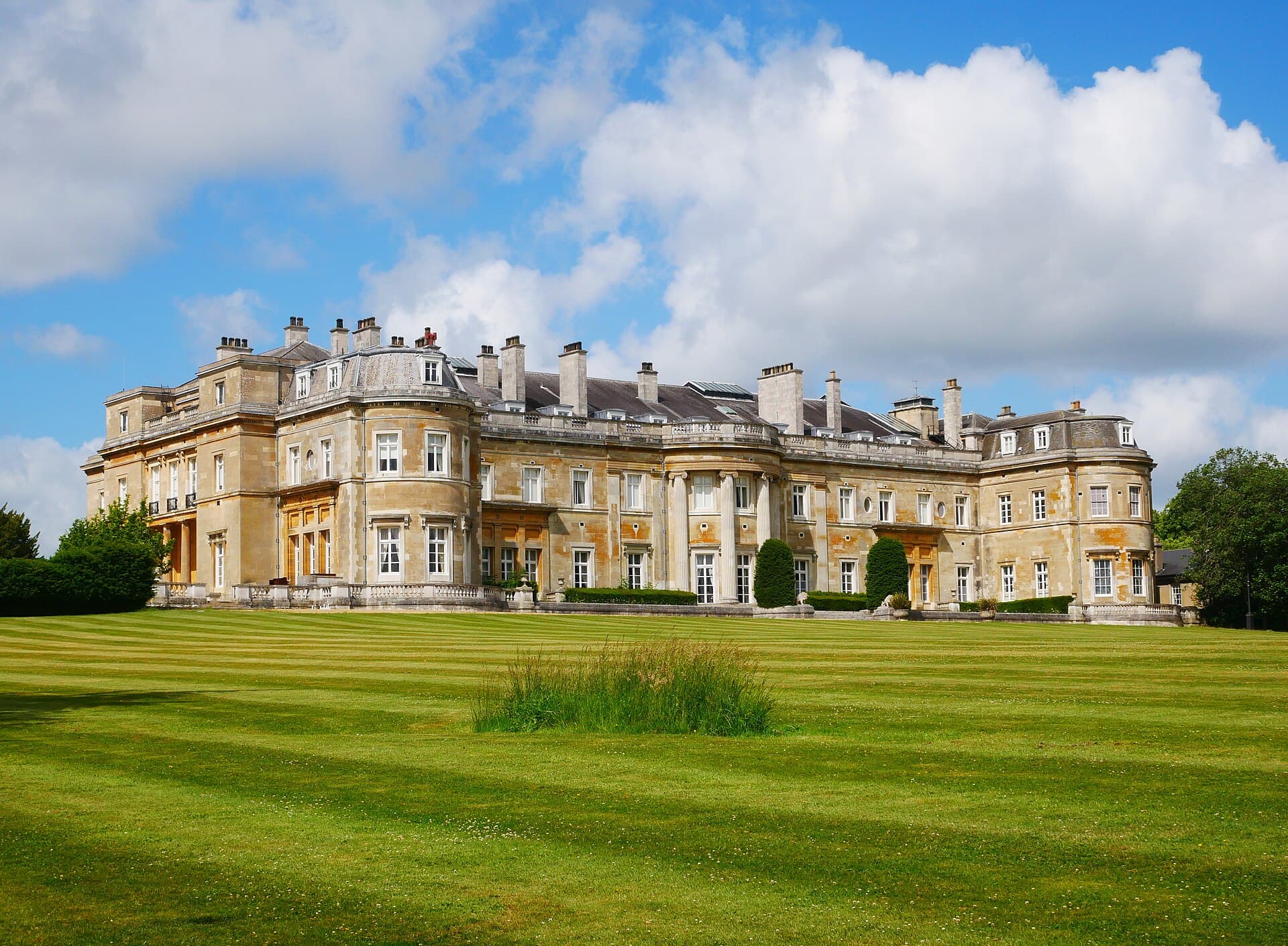 Luton Hoo (via Wikimedia Commons, CC BY-SA 4.0)