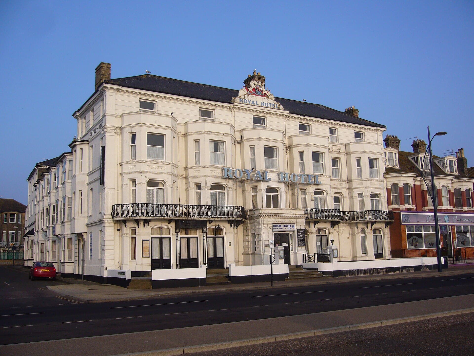 Royal Hotel (via Wikimedia Commons, CC BY 3.0)
