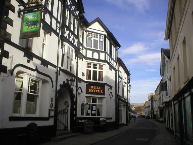 The Black Bull (via Wikimedia Commons, CC BY-SA 2.0)