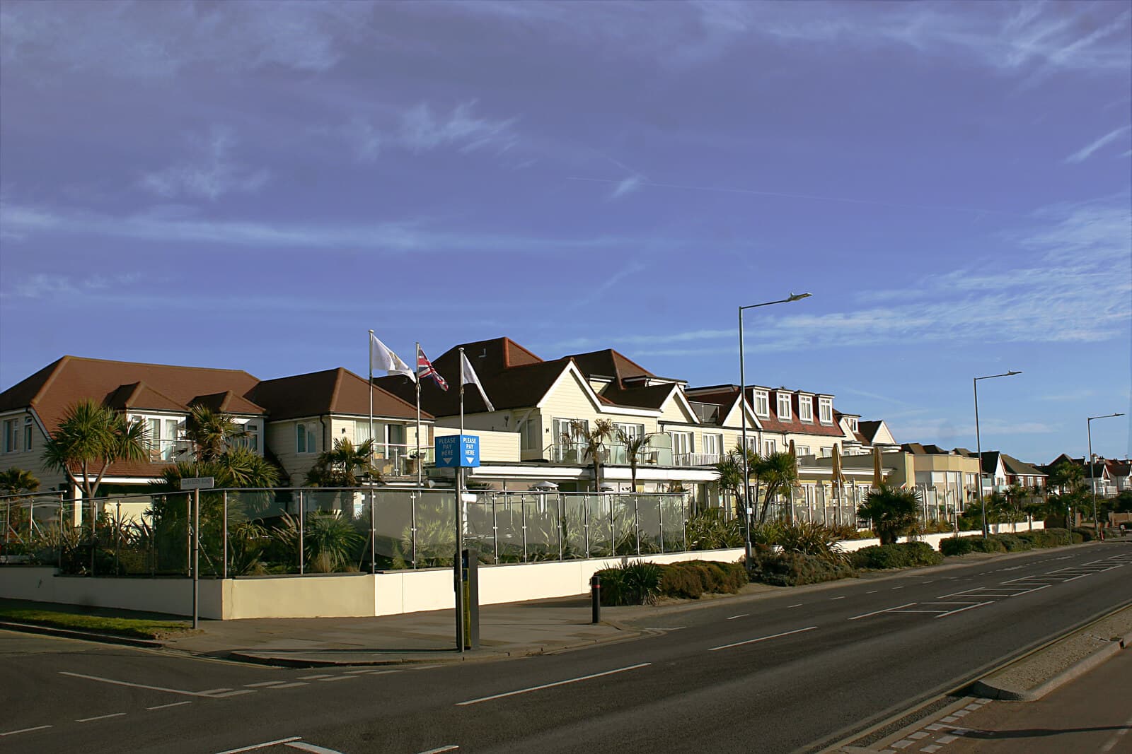 Roslin Beach Hotel (via Wikimedia Commons, CC BY-SA 2.0)