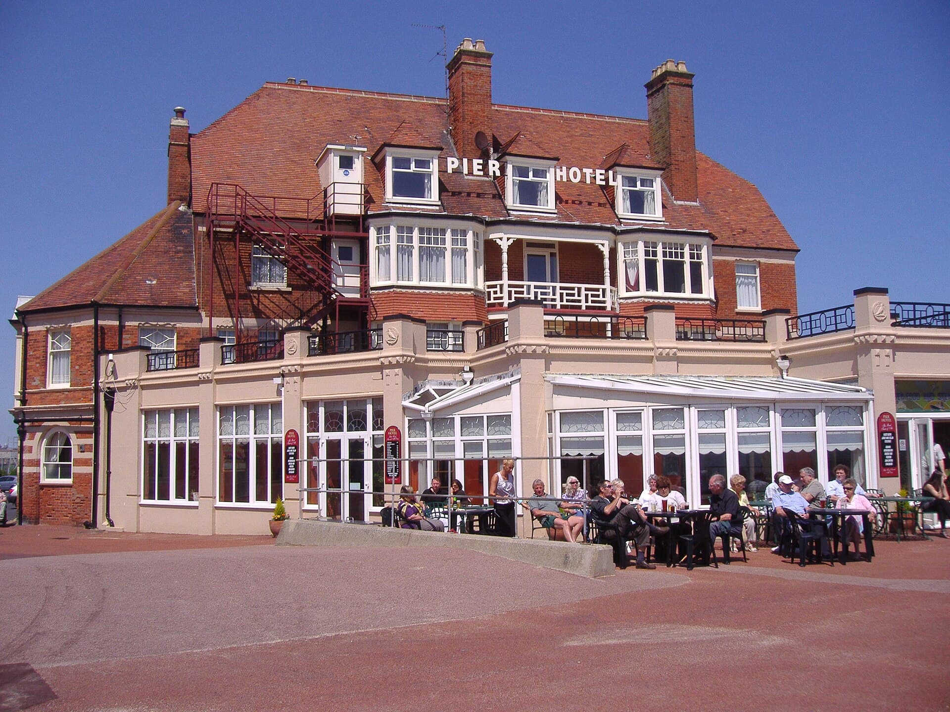 The Pier Hotel (via Wikimedia Commons, CC BY 3.0)
