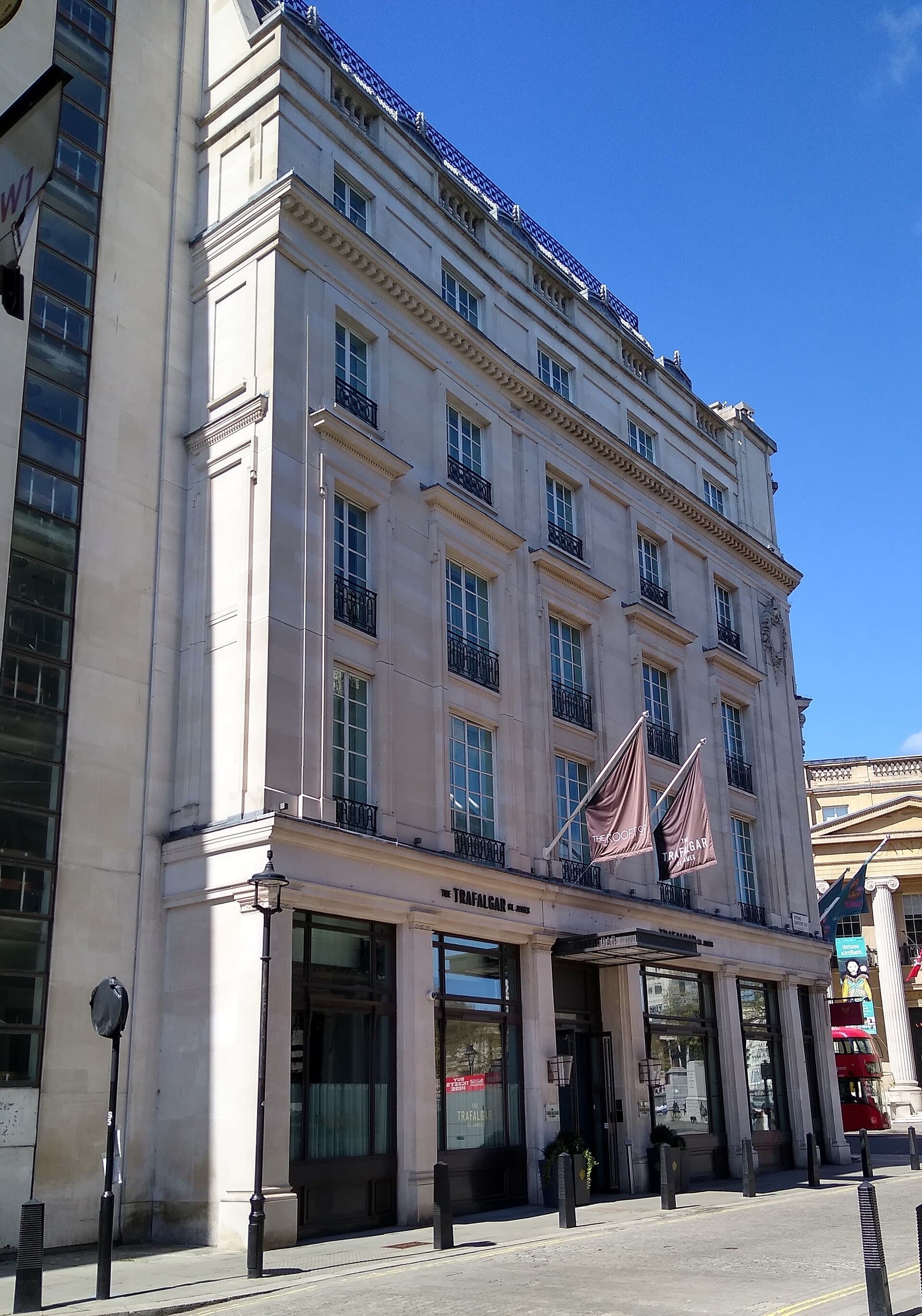 The Trafalgar St. James London, Curio Collection by Hilton (via Wikimedia Commons, CC0)