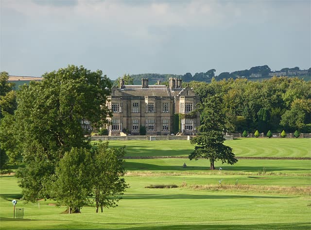Matfen Hall (via Wikimedia Commons, CC BY-SA 2.0)