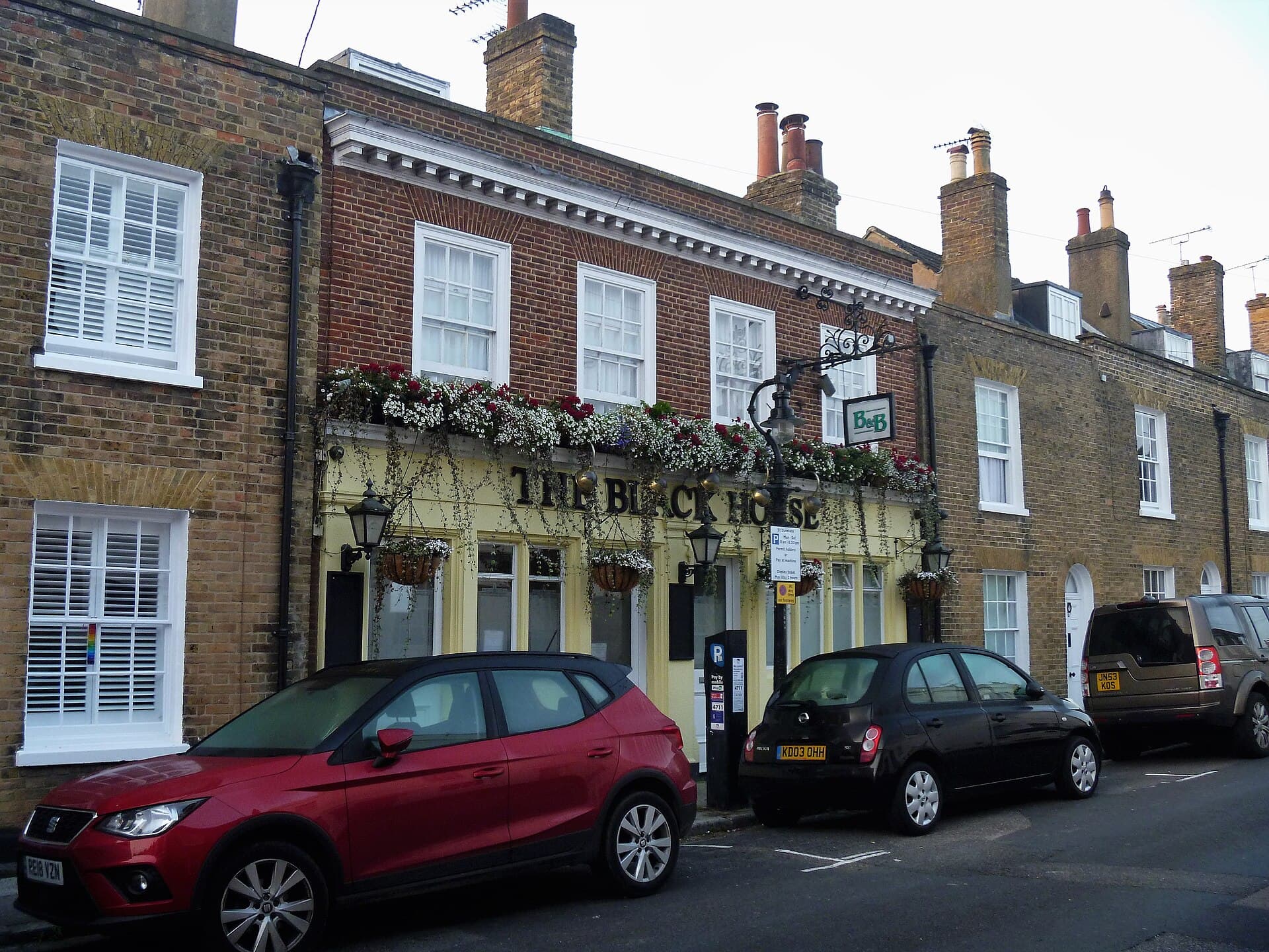 The Black Horse B&B (via Wikimedia Commons, CC BY-SA 2.0)