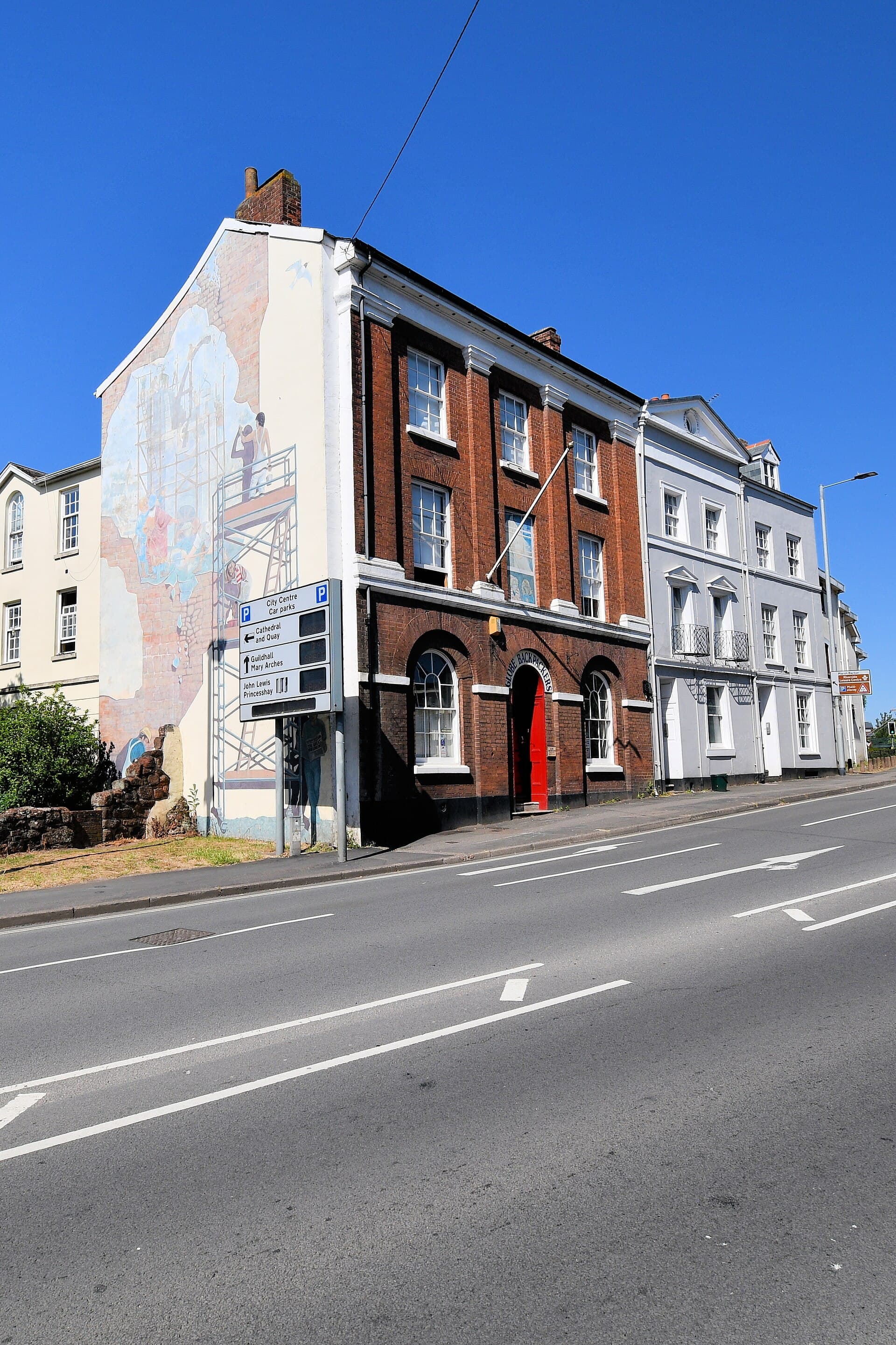 Globe Backpackers Hostel (via Wikimedia Commons, CC0)