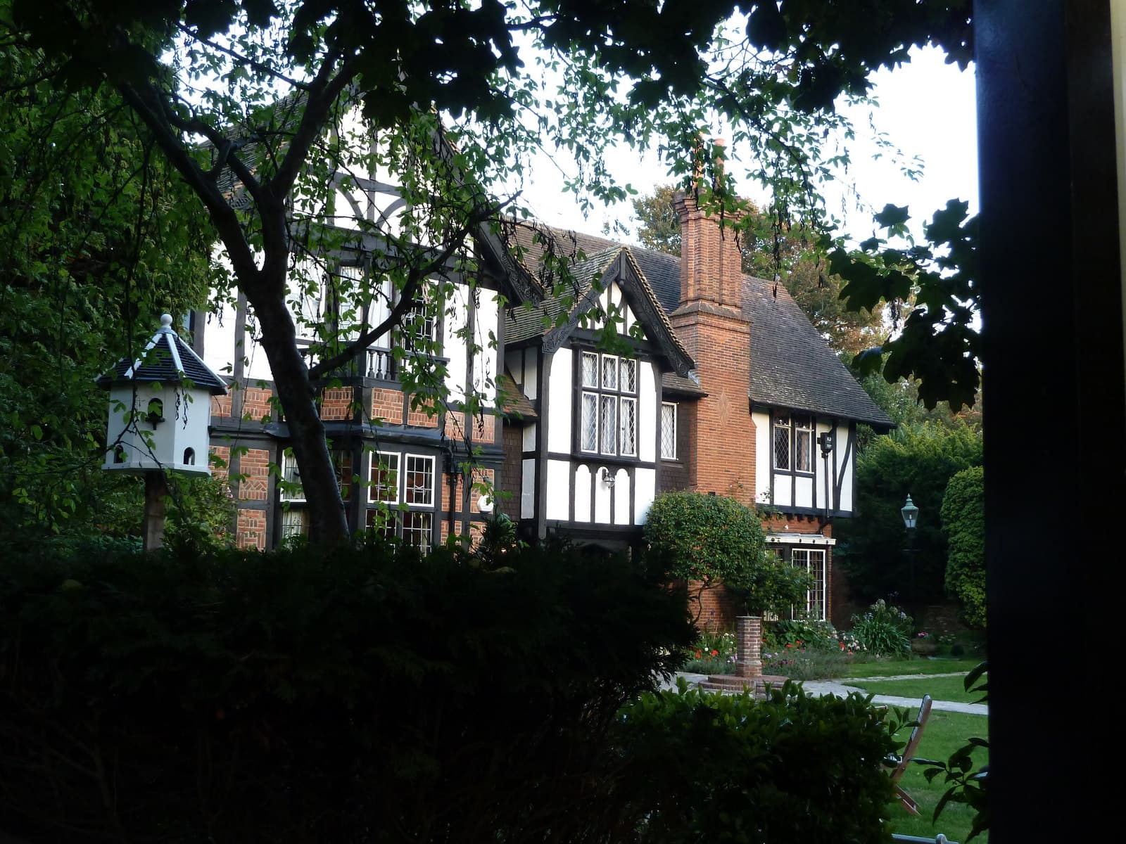 Tudor Grange Hotel (via Wikimedia Commons, CC BY-SA 2.0)