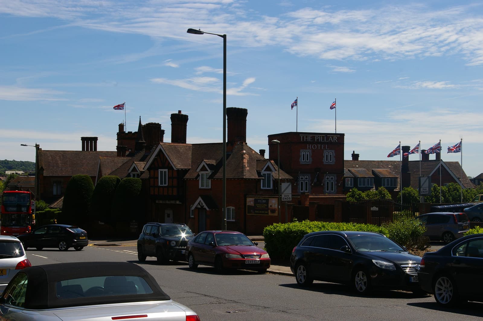 The Pillar Hotel (via Wikimedia Commons, CC BY-SA 2.0)