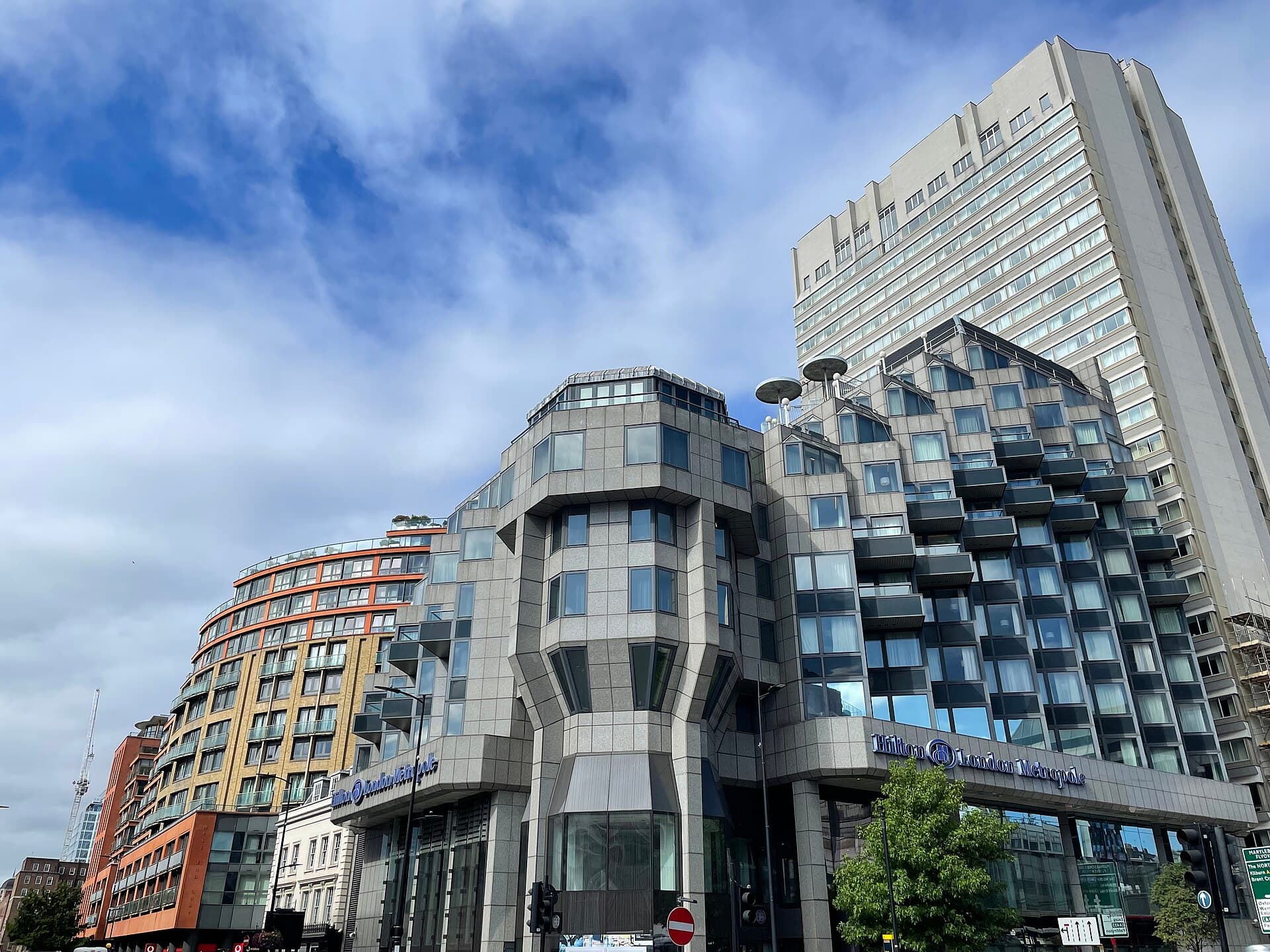 Hilton London Metropole (via Wikimedia Commons, CC BY-SA 4.0)