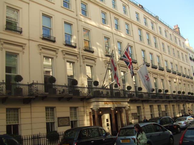 Brown's Hotel (via Wikimedia Commons, CC BY 2.0)