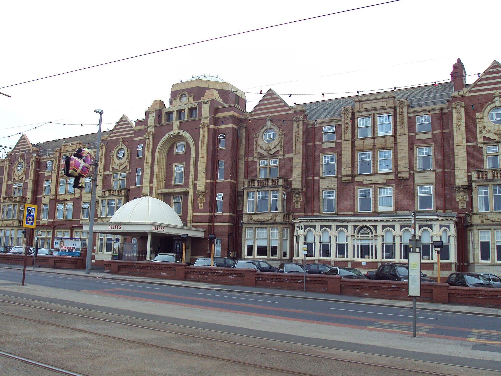 Cliffs Hotel (via Wikimedia Commons, CC BY-SA 3.0)