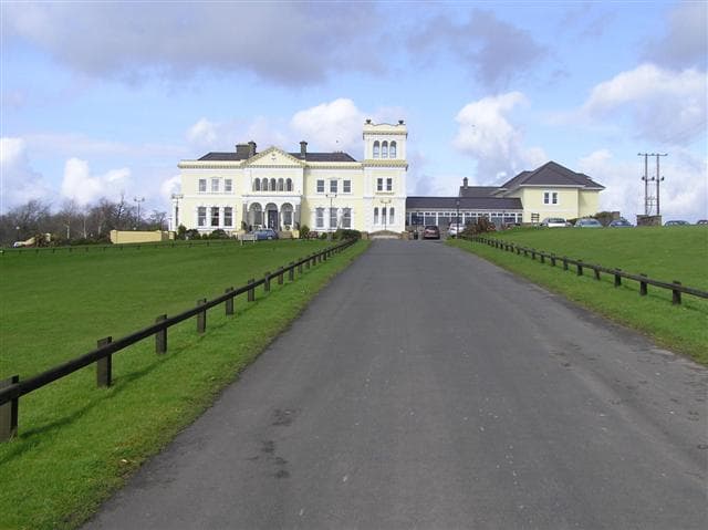 Manor House Hotel (via Wikimedia Commons, CC BY-SA 2.0)