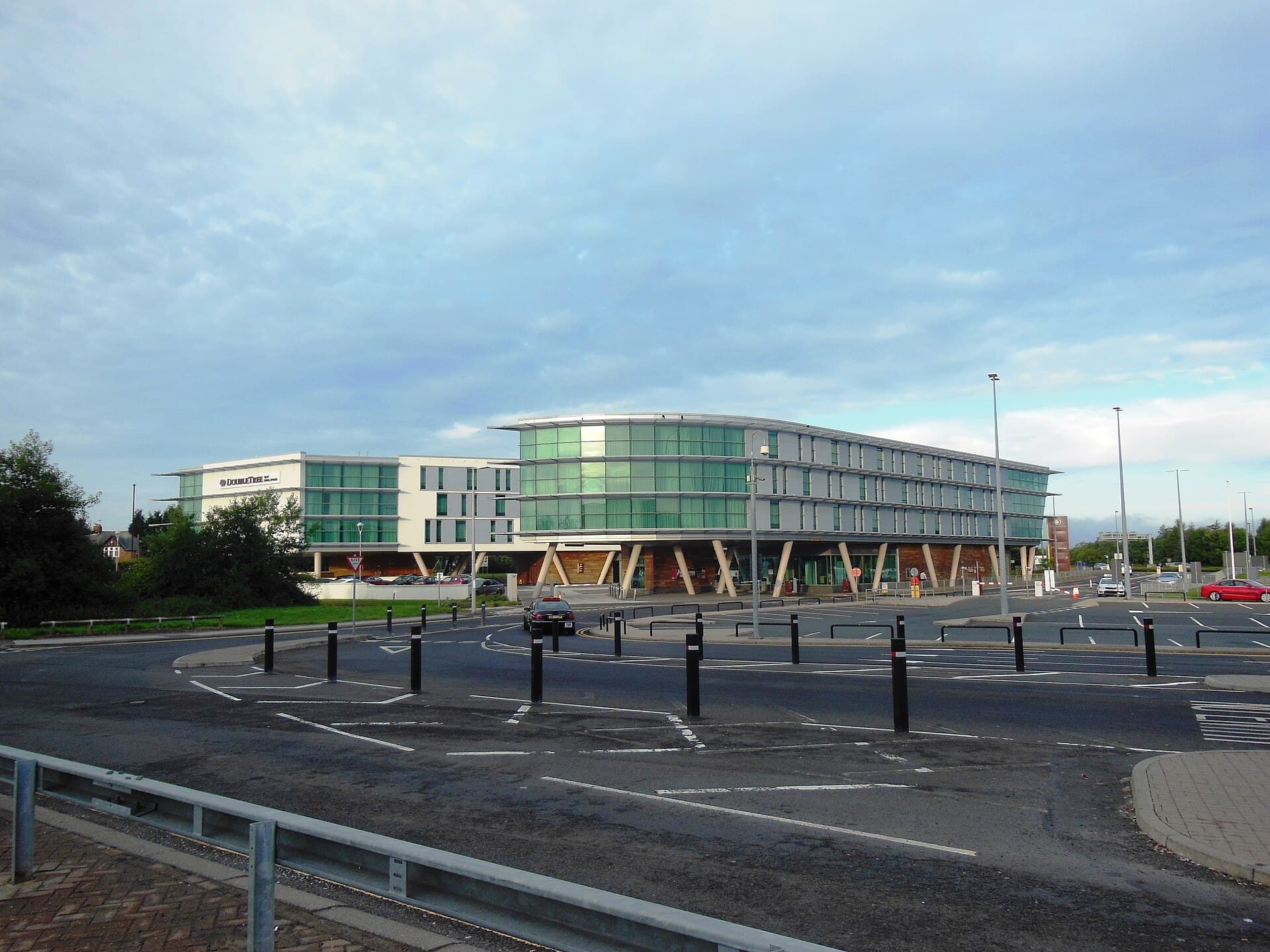 DoubleTree by Hilton Newcastle International Airport (via Wikimedia Commons, CC BY-SA 2.0)