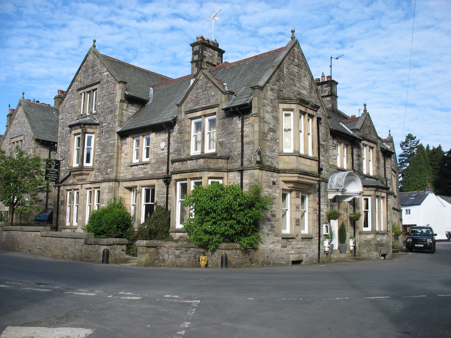 The Black Swan Hotel (via Wikimedia Commons, CC BY-SA 2.0)