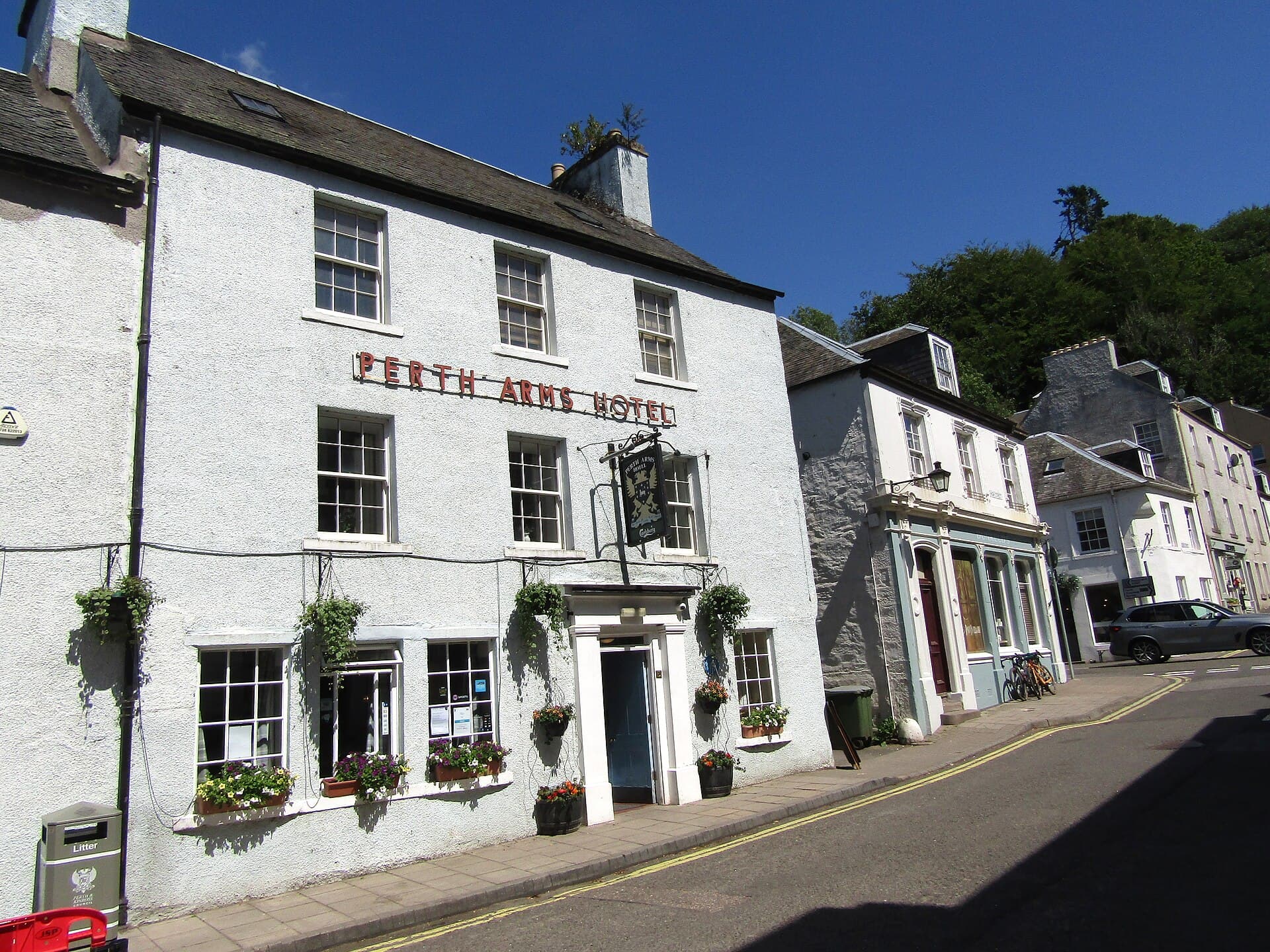 Perth Arms Hotel (via Wikimedia Commons, CC BY-SA 2.0)