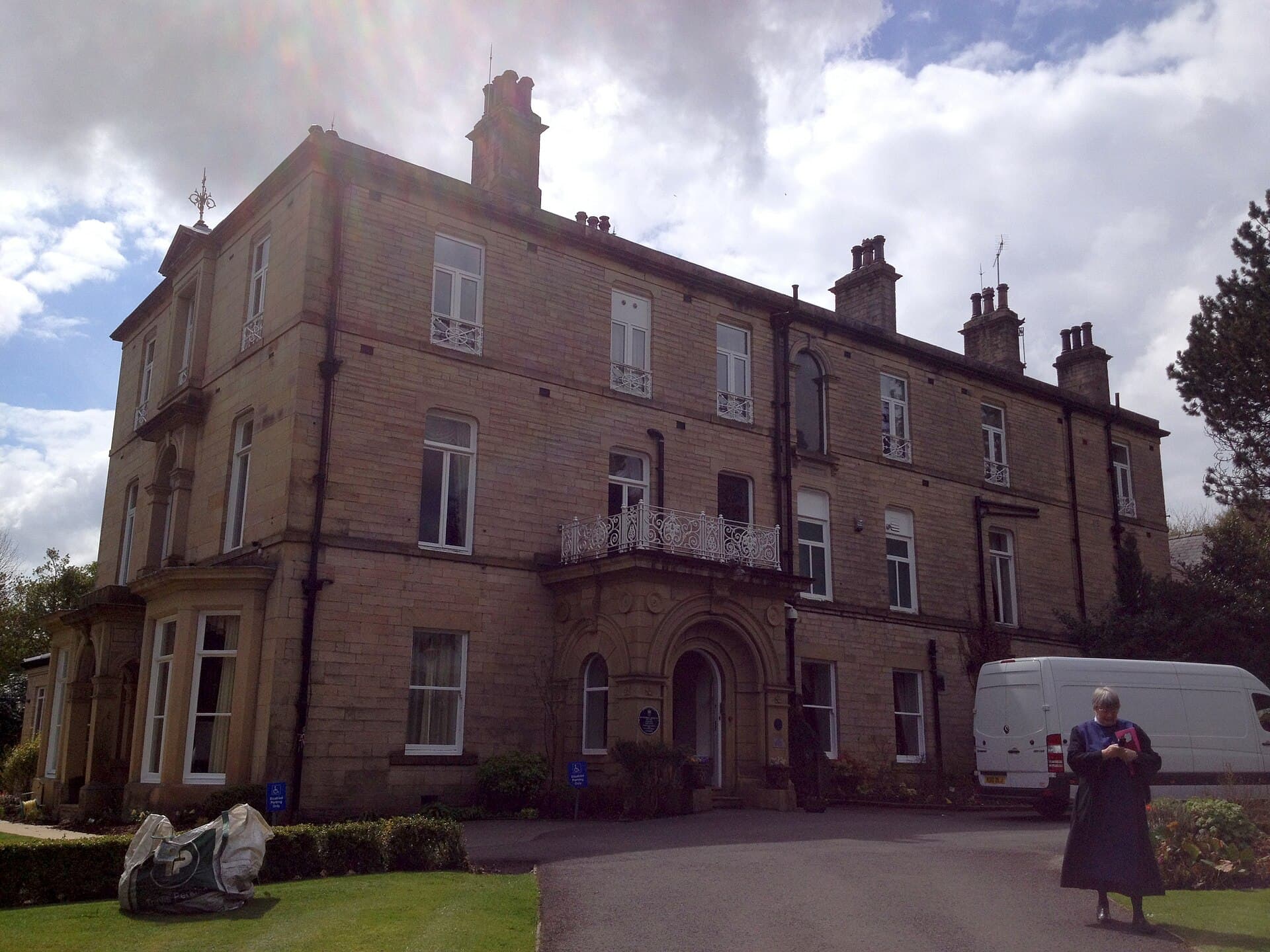 Astley Bank Hotel (via Wikimedia Commons, CC BY-SA 2.0)