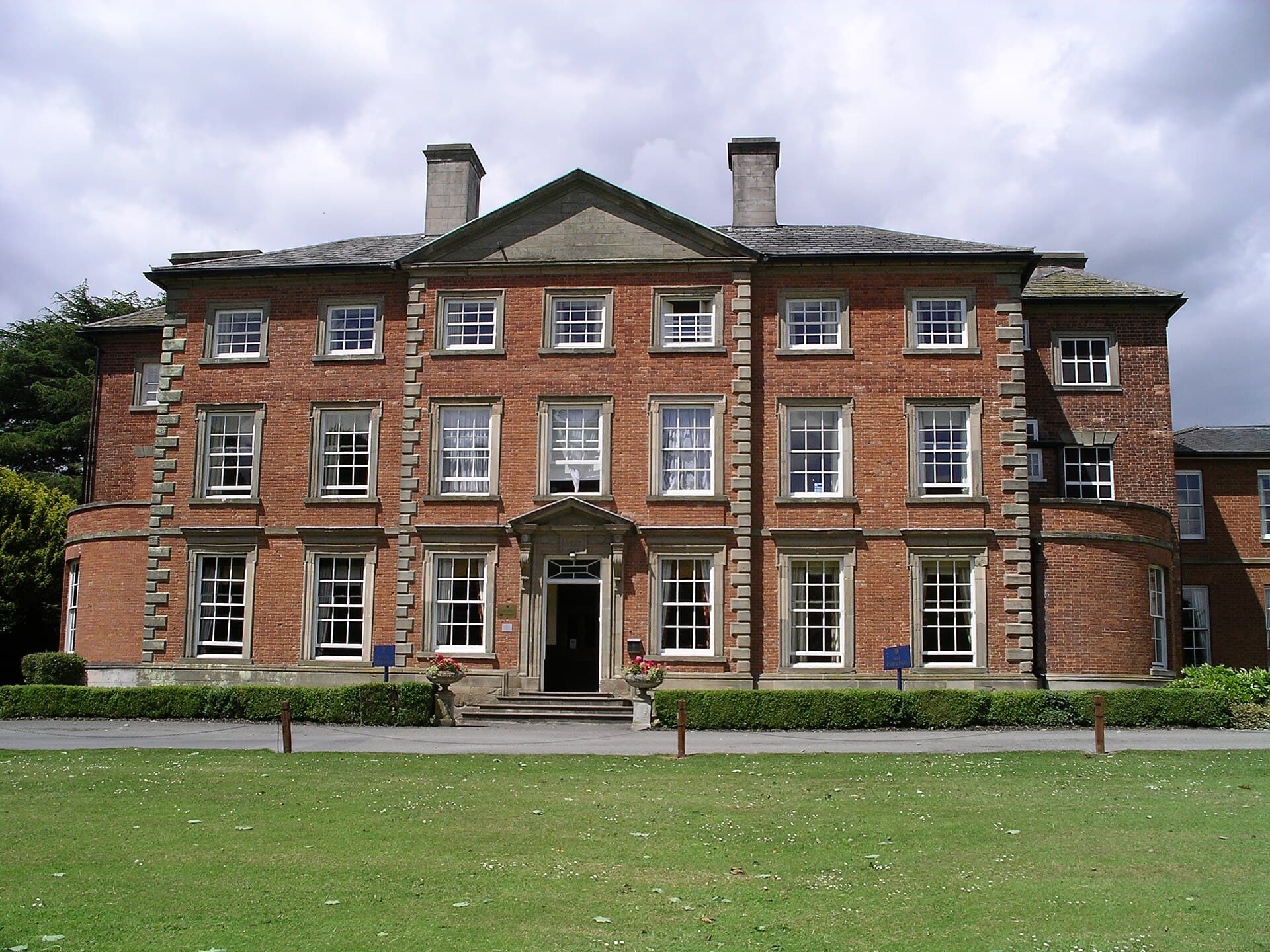 Ansty Hall (via Wikimedia Commons, CC BY-SA 3.0)