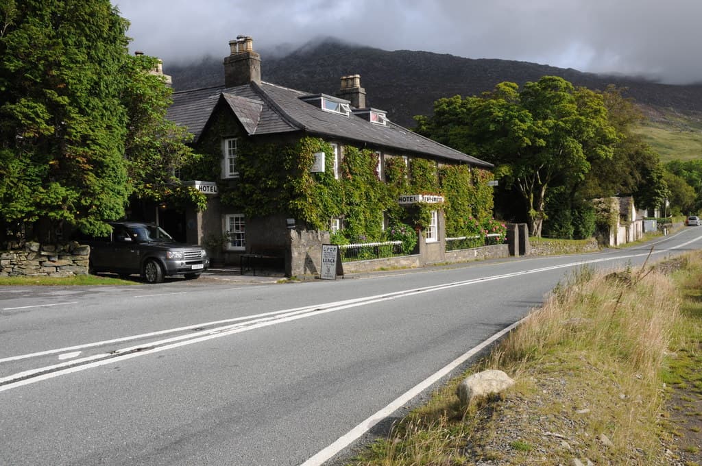 Pen-y-Gwryd Hotel (via Wikimedia Commons, CC BY-SA 2.0)