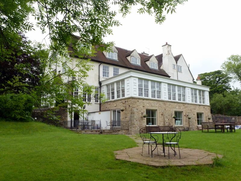 Losehill House Hotel & Spa (via Wikimedia Commons, CC BY-SA 2.0)