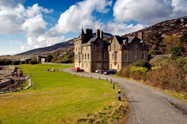 Amhuinnsuidhe Castle (via Wikimedia Commons, CC BY-SA 2.0)