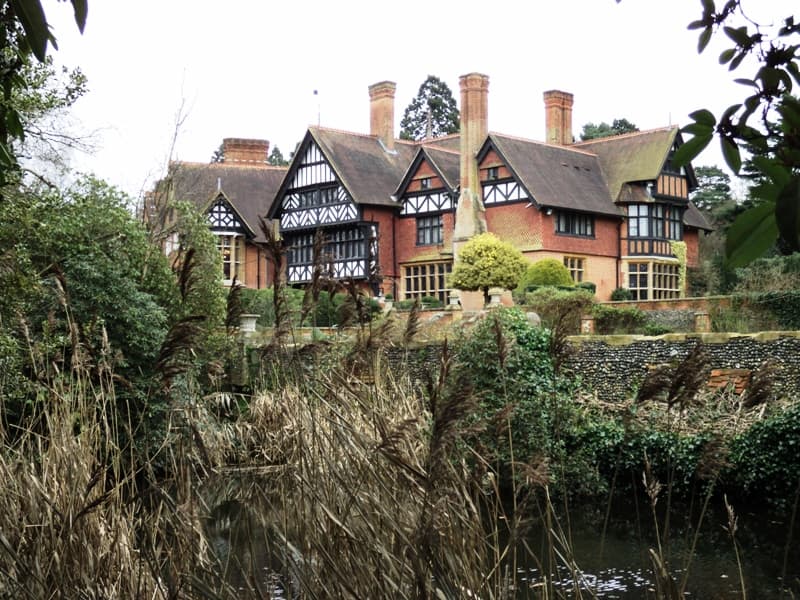 Grim's Dyke Hotel (via Wikimedia Commons, CC BY-SA 3.0)