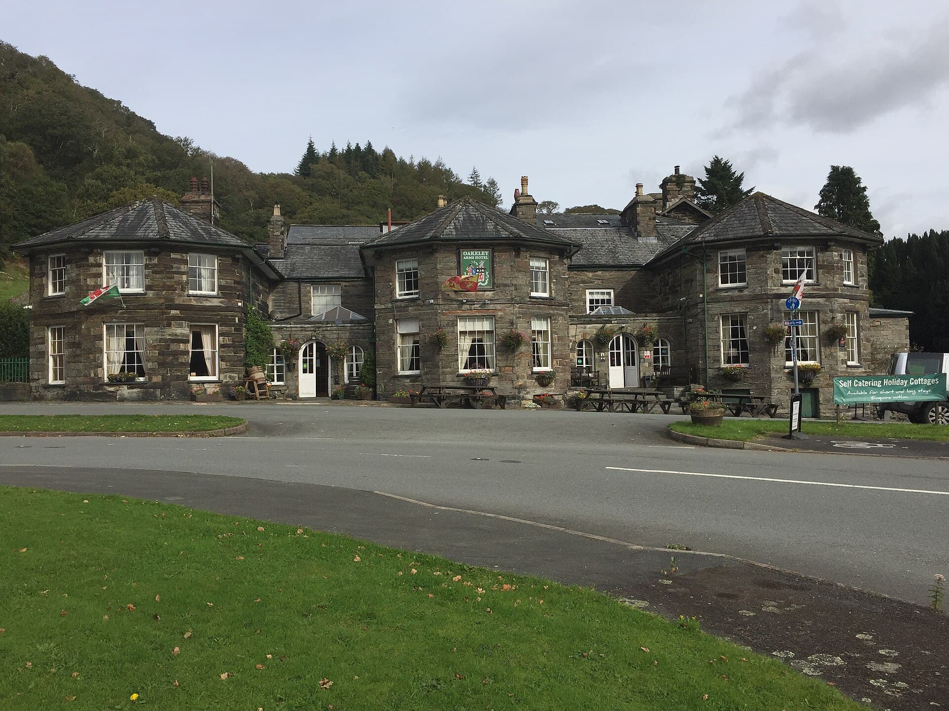 The Oakeley Arms Hotel (via Wikimedia Commons, CC BY-SA 4.0)
